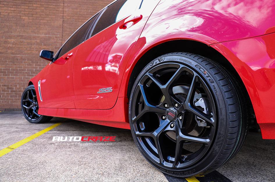 HOLDEN-COMMODORE-DOMINATE-MATTE-BLACK